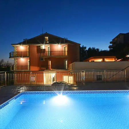 Apartman Lucic شقة *