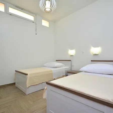 Apartman Lucic شقة