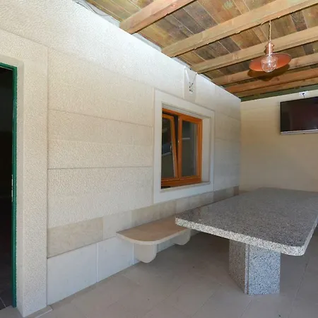 Apartman Lucic شقة