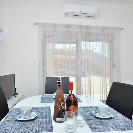 Apartman Lucic شقة
