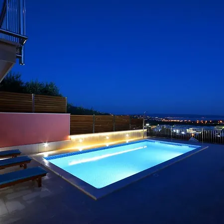 Apartman Lucic شقة