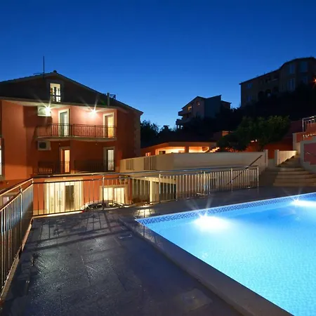 Apartman Lucic شقة