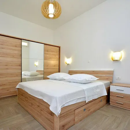 Apartman Lucic شقة