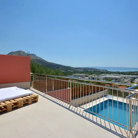 Apartman Lucic شقة