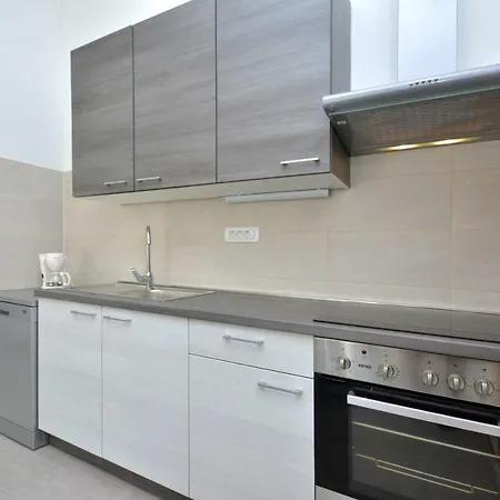 Apartman Lucic شقة